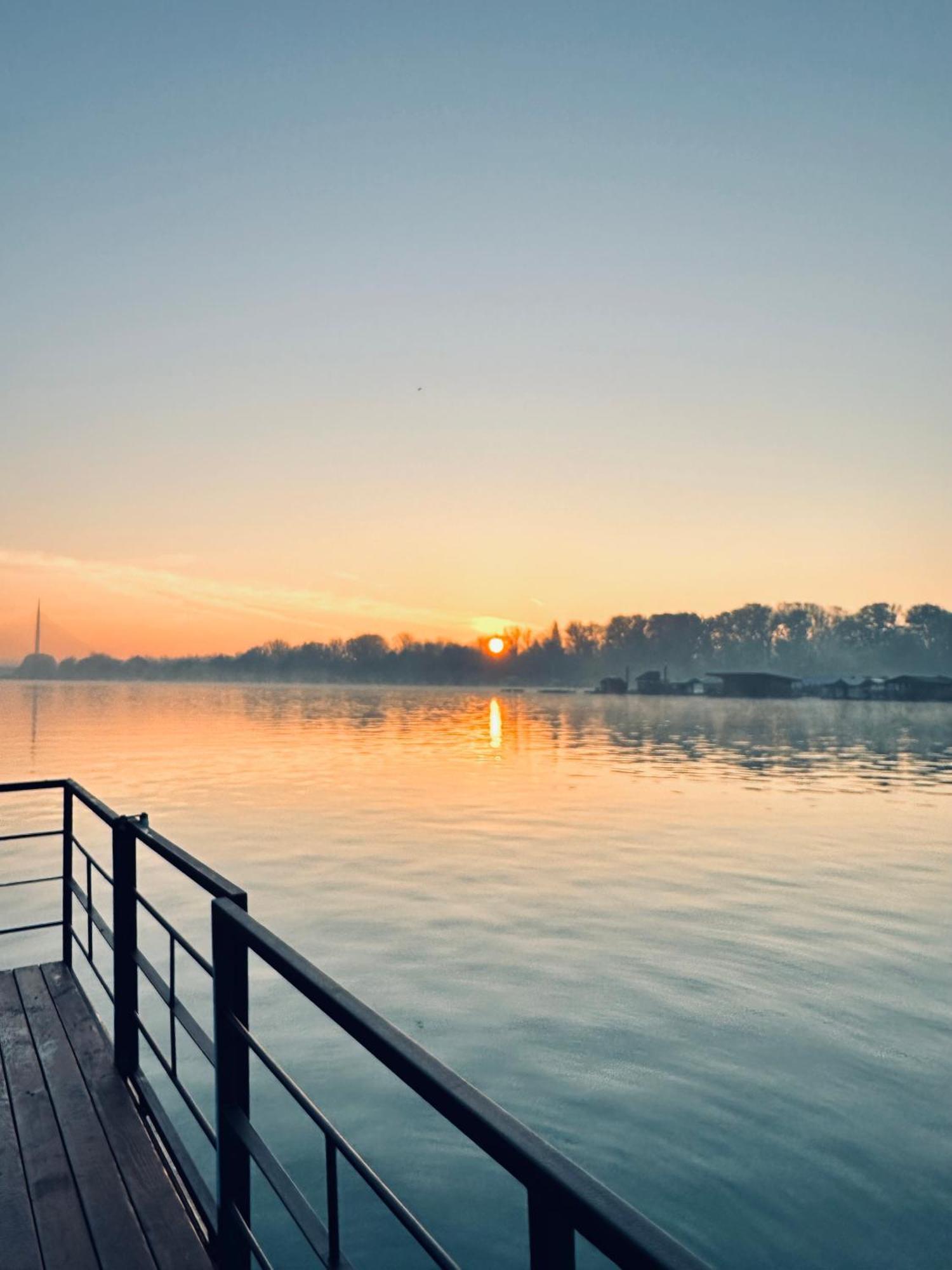 Swan Hotel Belgrade Luaran gambar